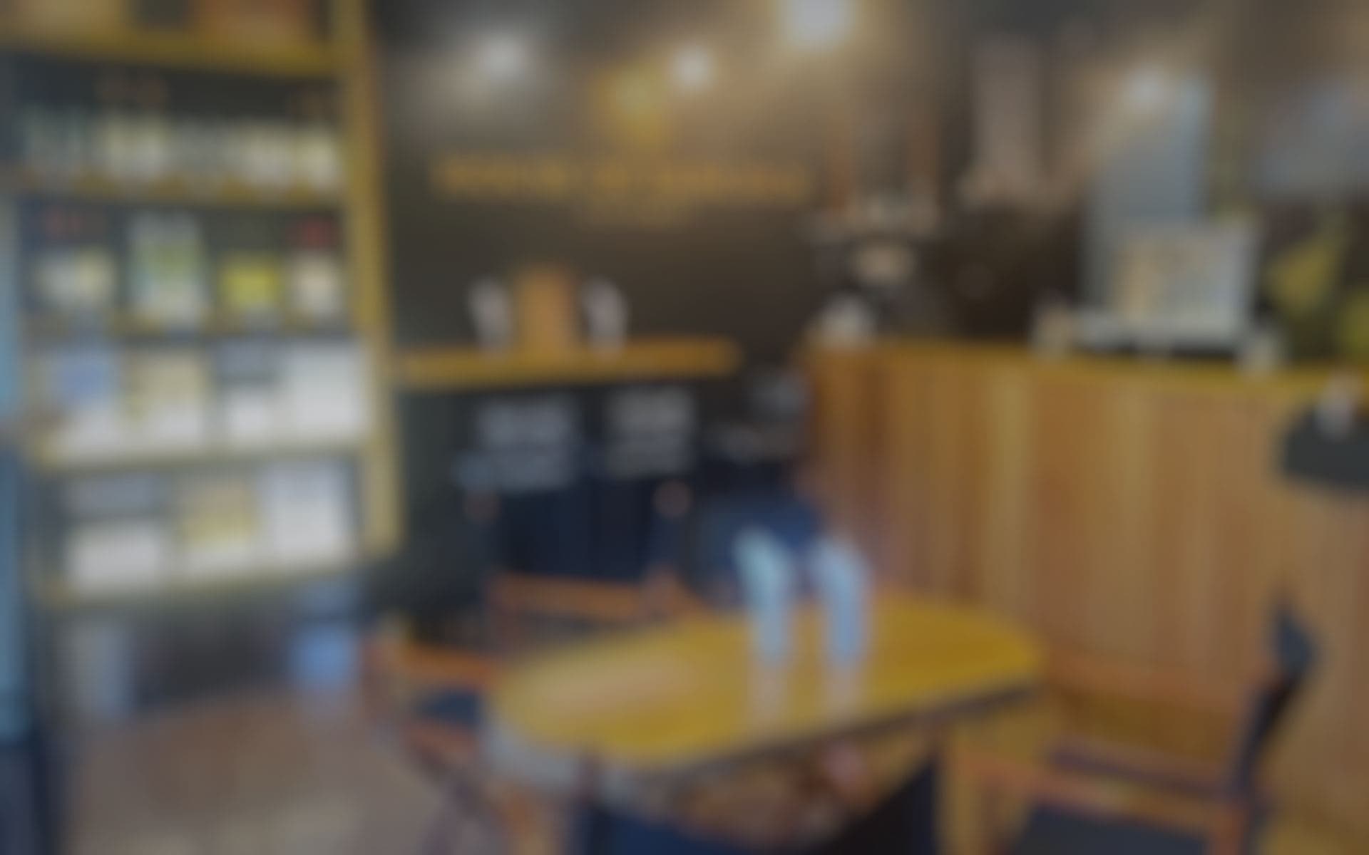 Composición: un teléfono con una publicación de House of Panchos sobre la barra del local, junto a dos borradores esperando aprobación.